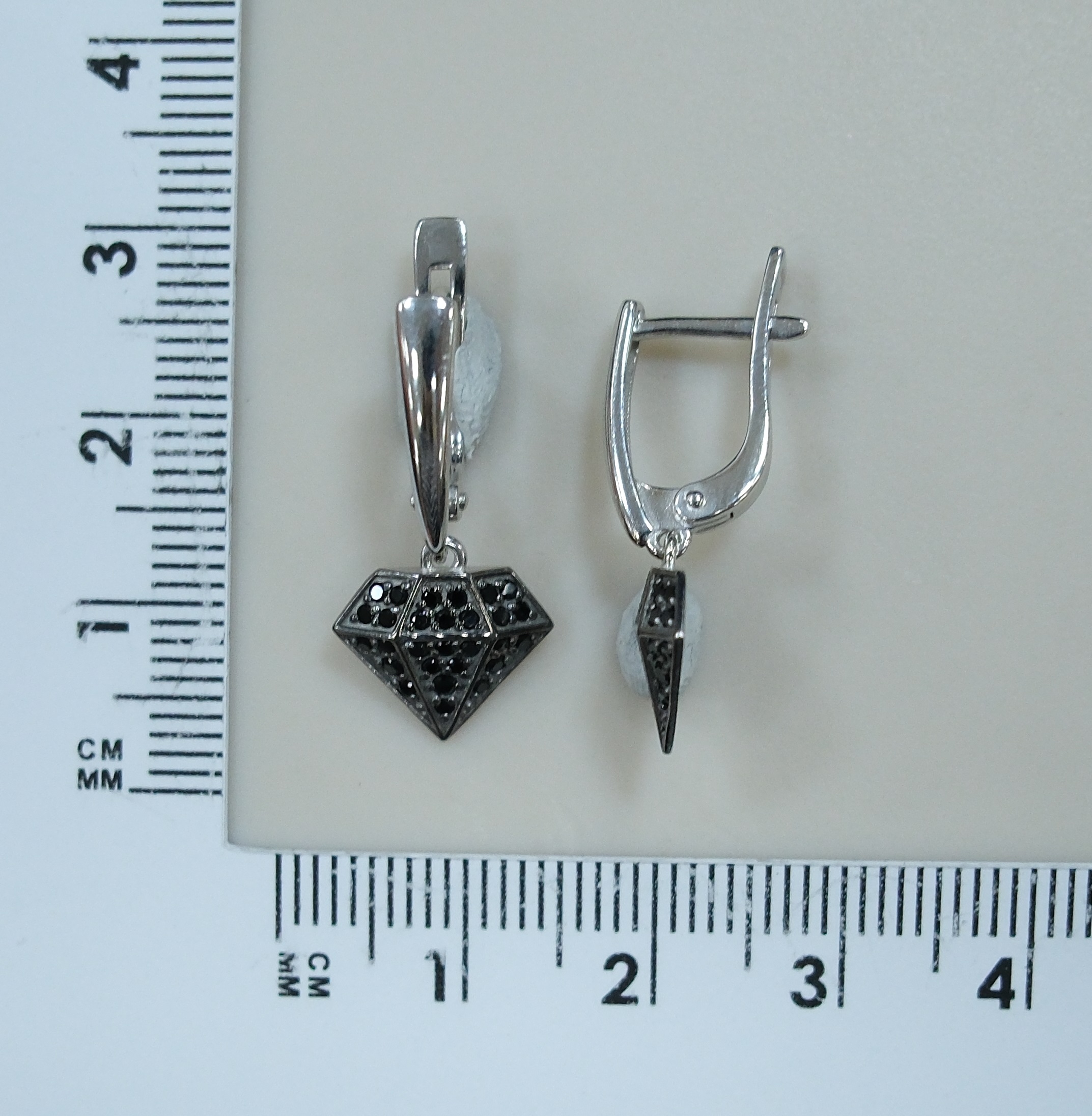 Серебряные серьги со шпинелью